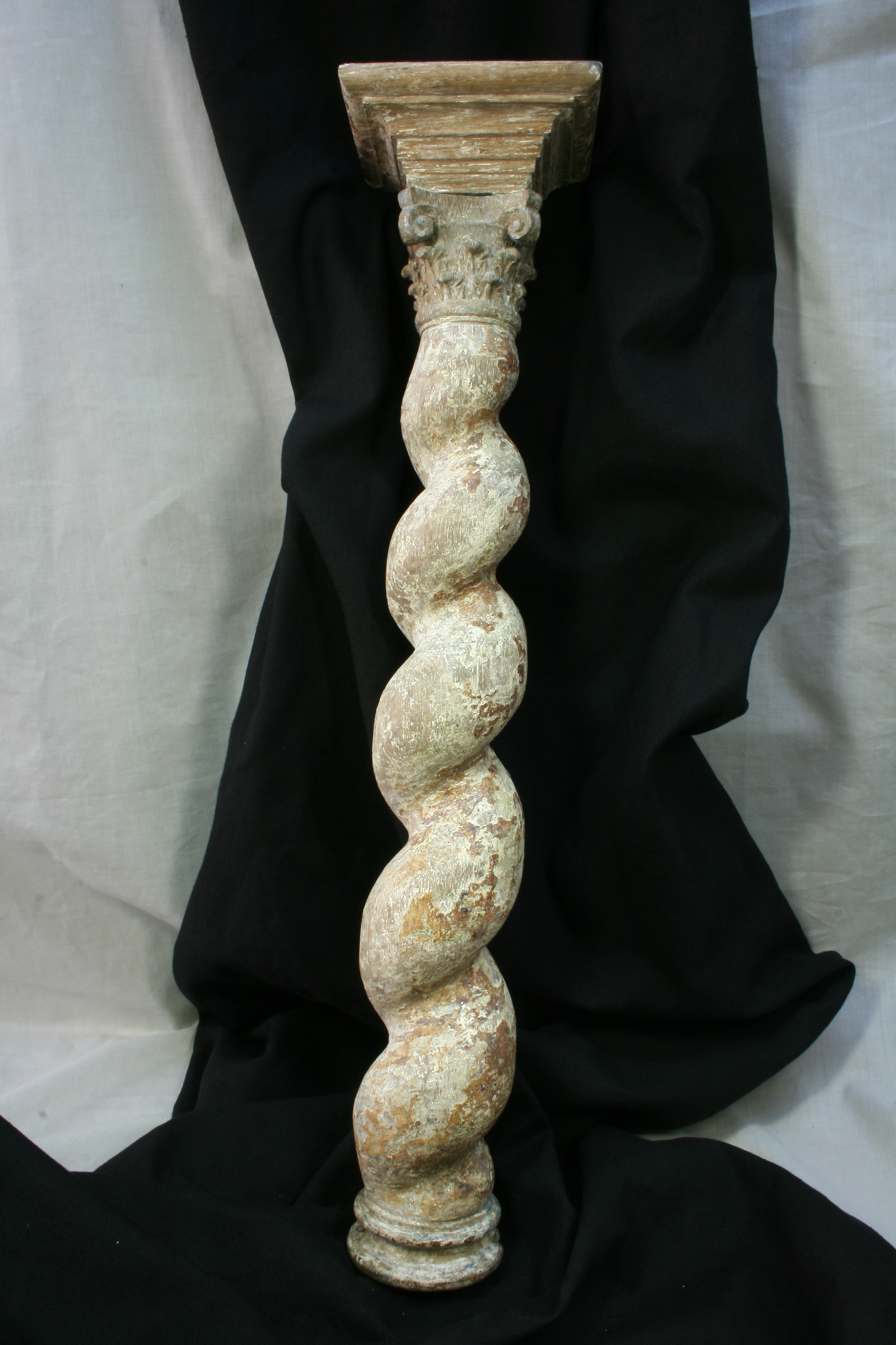 Antiguedades de COLUMNA SALOMÓNICA DE MADERA CAPITEL CORINTIO SXVIII
