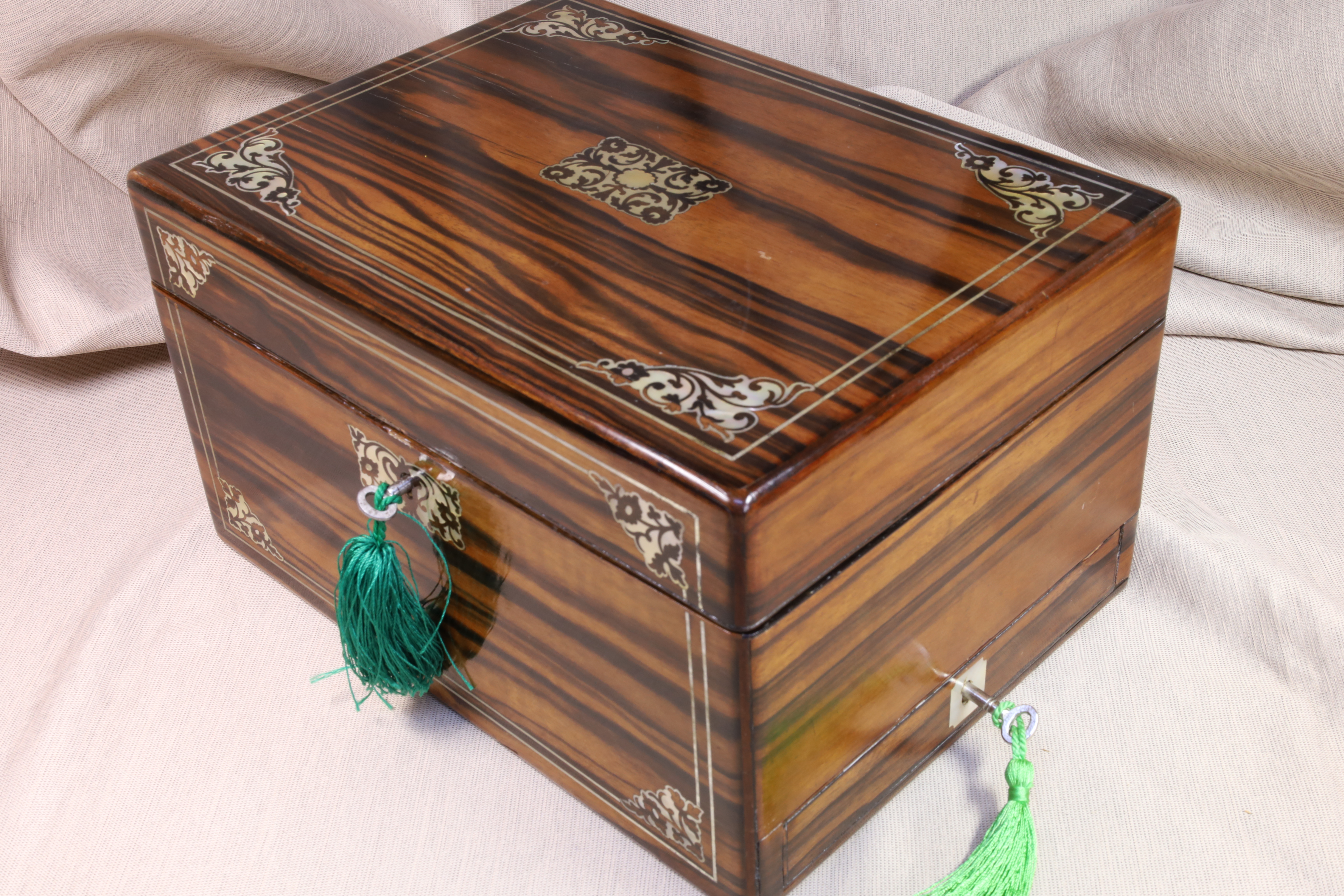 Antiguedades de CAJA TOCADOR JOYERO CON SECRETOS Y LLAVE SXIX COMPLETO