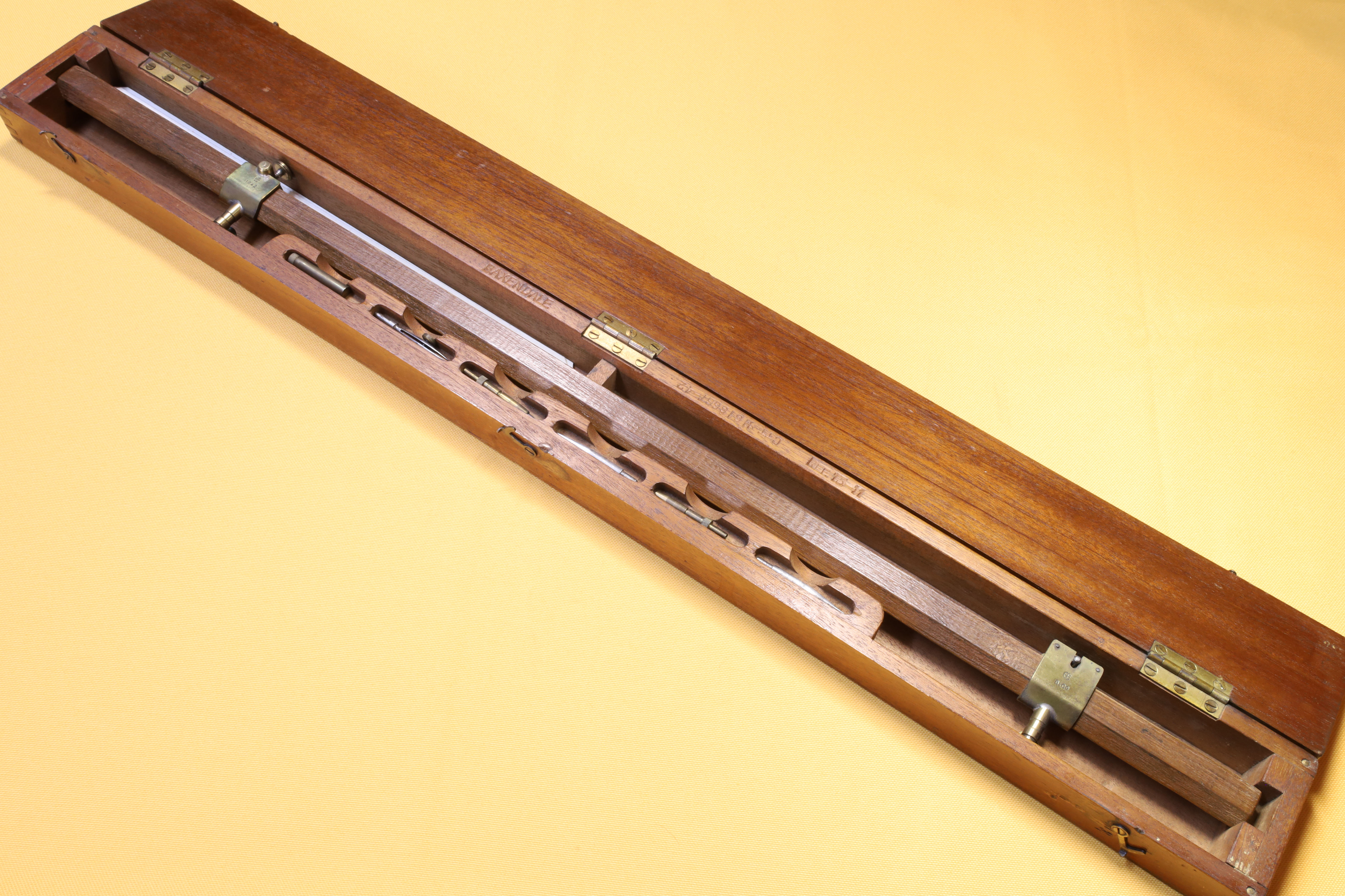 Antiguedades de COMPÁS DE VARAS DE MADERA CON CAJA GRANDE MILITAR 1942